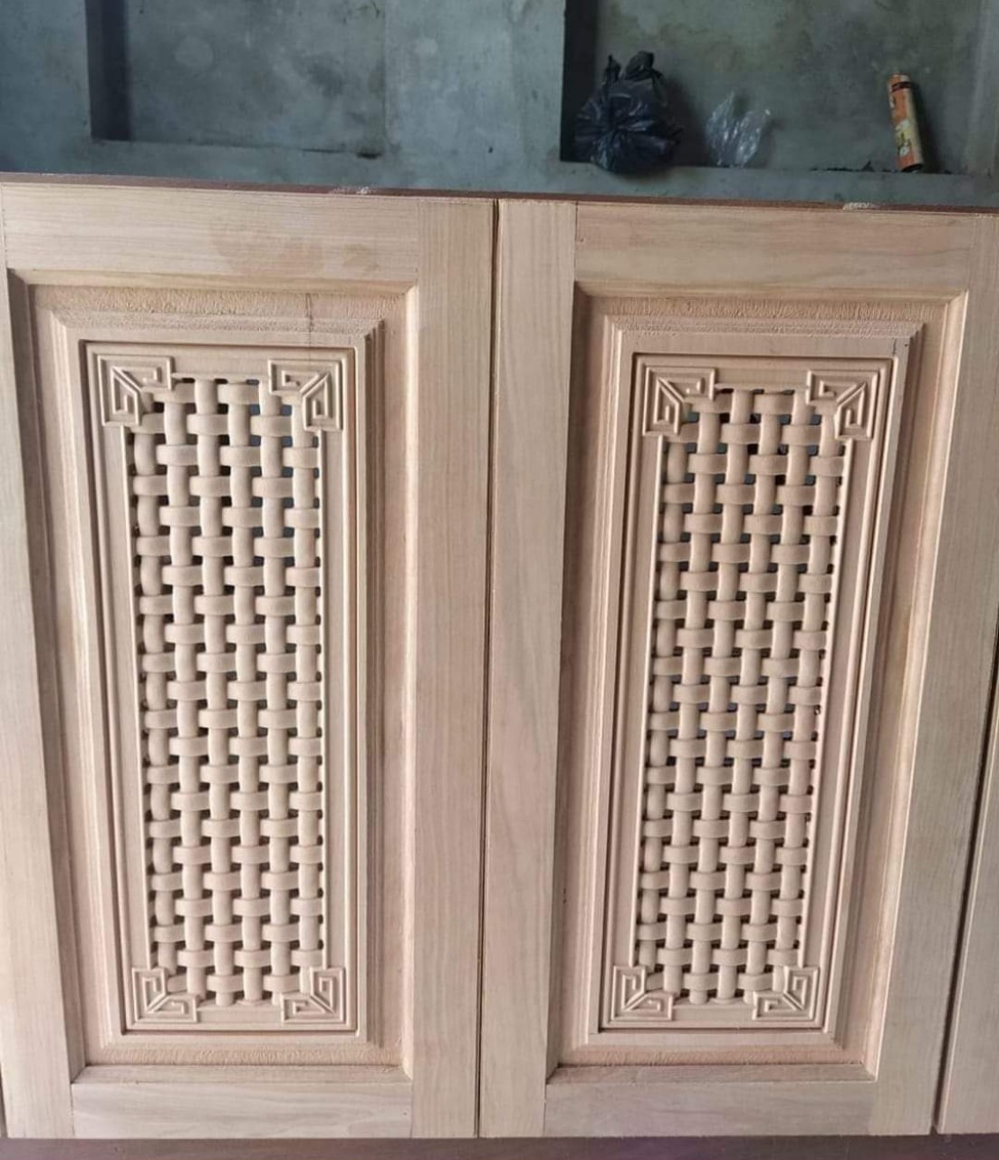 Với sự kết hợp giữa sản xuất và thi công nội thất của Tân Hà - Lâm Hà, cửa tủ bếp gỗ trở nên đẹp mắt và chắc chắn hơn bao giờ hết. Thiết kế mới nhất của chúng tôi đảm bảo sự sang trọng và hiện đại cho căn bếp của bạn.